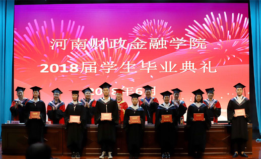 校领导为毕业生代表颁发毕业证书