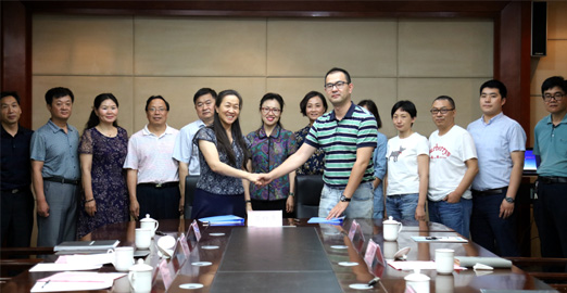 王雪云校长和谭承轩总监分别代表校企双方签署备忘录