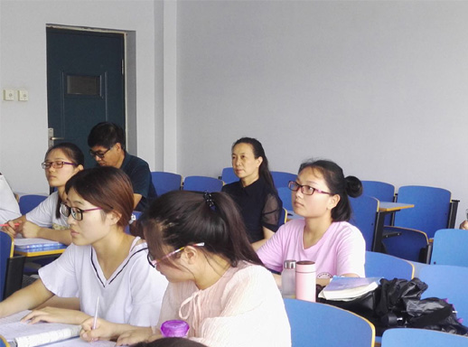 校长王雪云深入教学一线听课