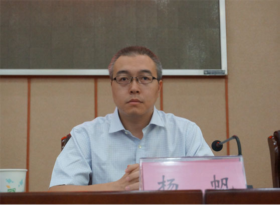 省委组织部科教企业处副处长杨帆宣读中共河南省委关于我校党政主要领导任职的决定