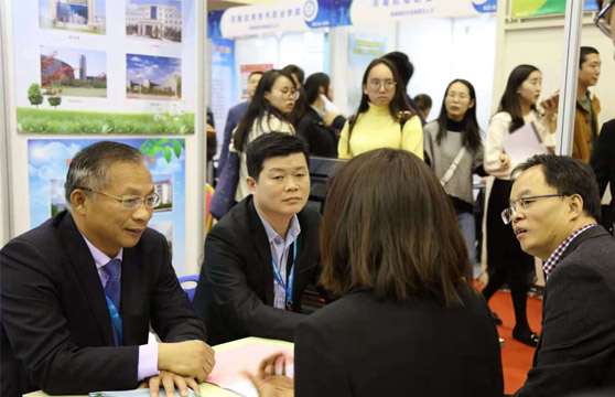 校长丁庭选与到场的博士进行交流、洽谈