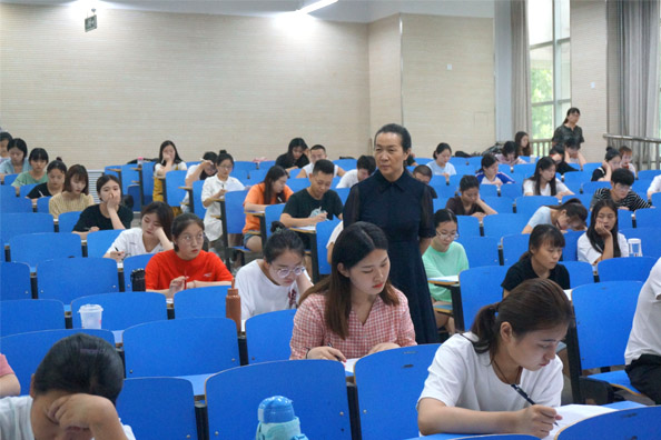 校党委书记王雪云深入期末考试现场巡考