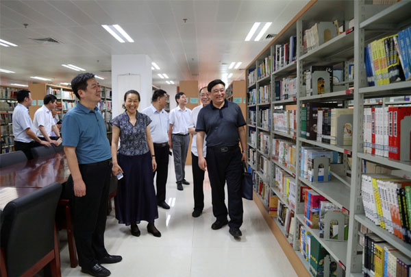 调研组考察我校图书馆
