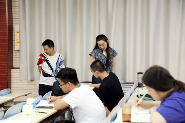 党委书记王雪云仔细询问学生学习情况