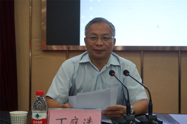 校长丁庭选主持报告会