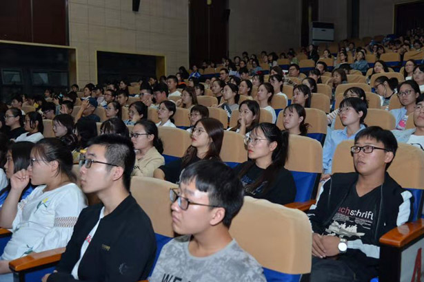 同学们聚精会神观看影片