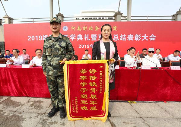 校党委书记王雪云向承训部队赠送锦旗