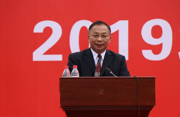 校长丁庭选发表讲话