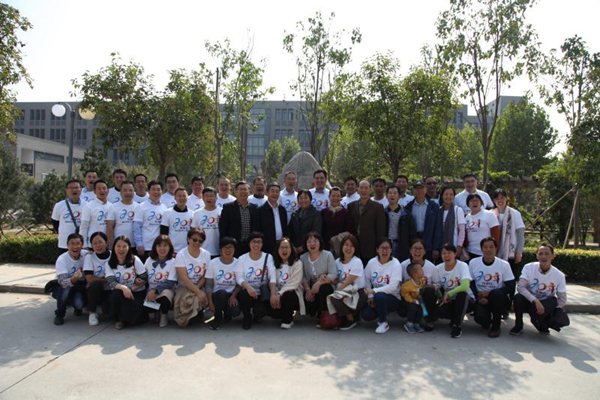 法学院1999届毕业生与母校老师合影留念
