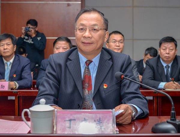 校长丁庭选主持汇报会