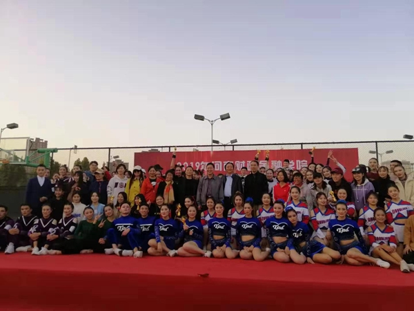 校党委副书记王建生与获奖队合影留念