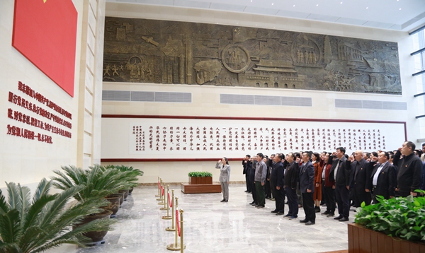 党员干部面向鲜红的党旗重温入党誓词