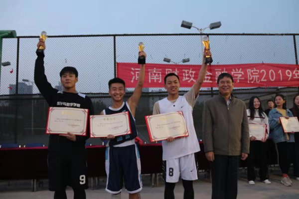 校党委副书记王建生为男子组前三名颁奖