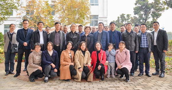 师生在龙子湖“融和”纪念石前合影留念