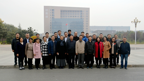师生在象湖校区图书馆广场前合影留念