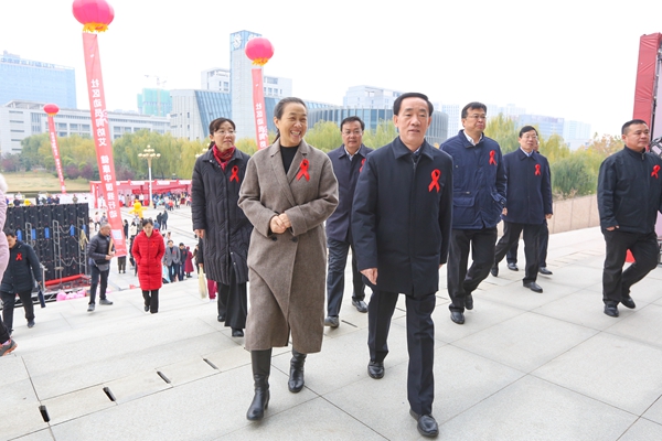 副省长戴柏华参加“世界艾滋病日”主题校园宣传活动