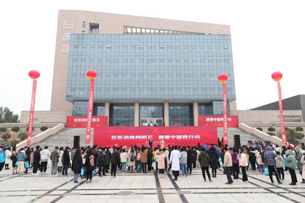 2019 年“世界艾滋病日”宣传活动在校园广场进行