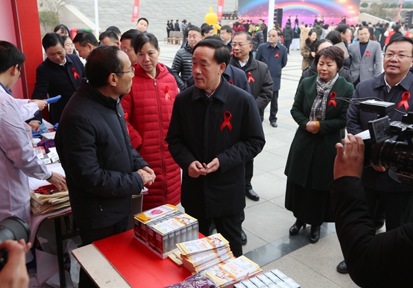 副省长戴柏华了解艾滋病防治有关情况