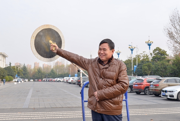 党委副书记、工会主席王建生为此次活动鸣枪发令