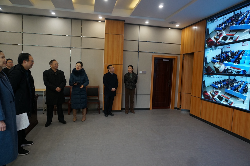 校长丁庭选、副校长颜敏深入考试现场、总控中心开展巡视工作