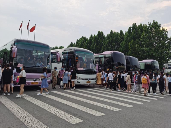 我校组织“爱心送考”车队