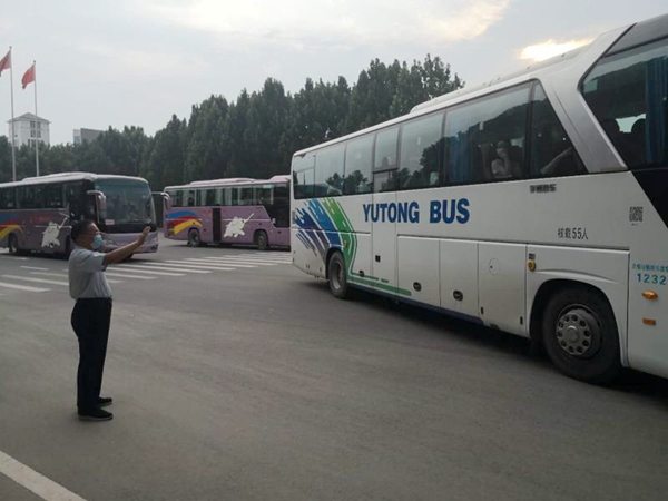 校长丁庭选为学生送考