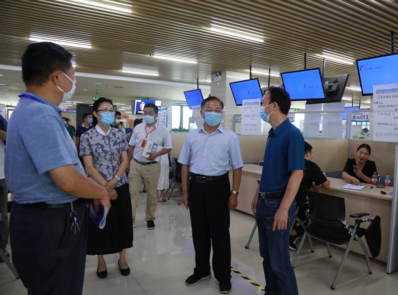 校领导王雪云、丁庭选、王建生、颜敏等亲临“双选会”现场与用人单位和毕业生亲切交流