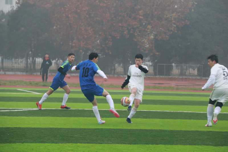 足球比赛拼抢激烈