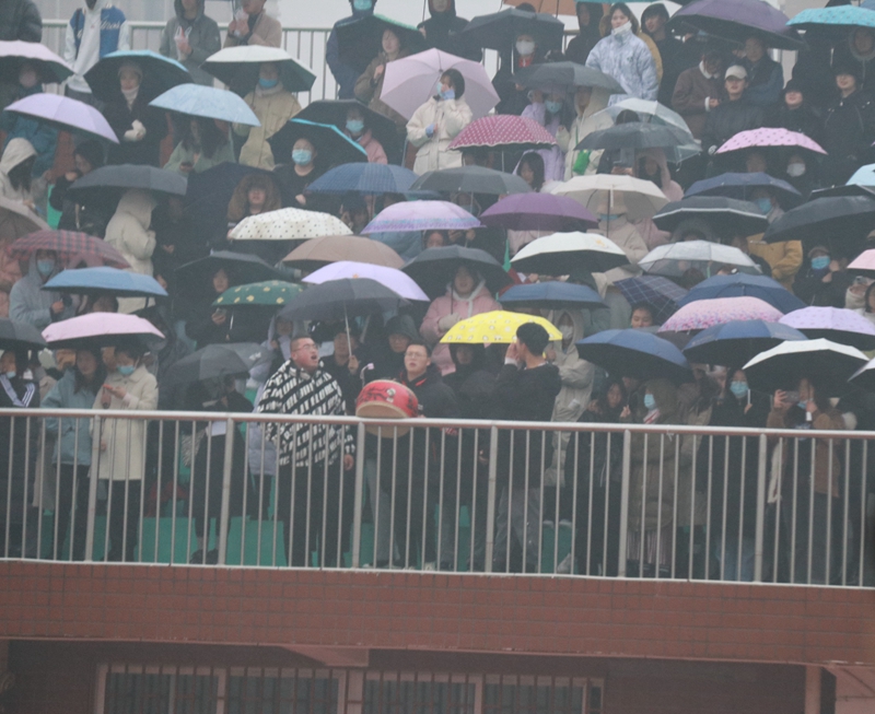 同学们冒雨观看足球比赛