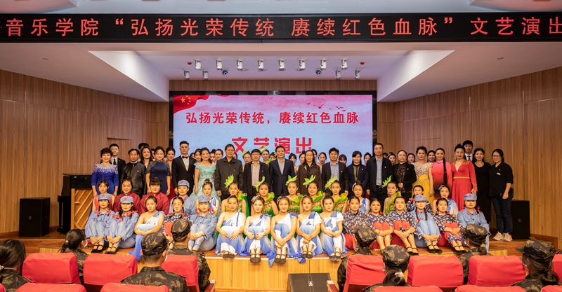 指导组一行查阅相关资料、实地调研走访并观看音乐学院文艺演出