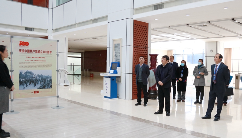 专家实地考察专业实验室和图书馆