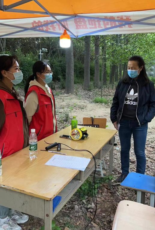 校党委书记王雪云到学生宿舍和疫情防控一线调研指导校园闭环管理工作