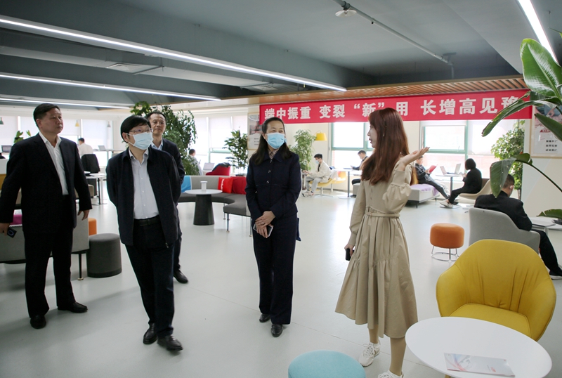 王雪云、李学志一行实地参观新道科技公司