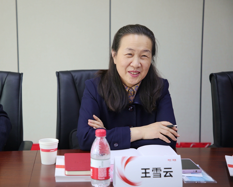 校党委书记王雪云介绍学校情况