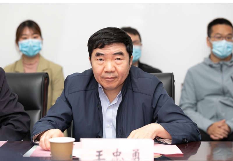 副校长王忠勇主持签约仪式