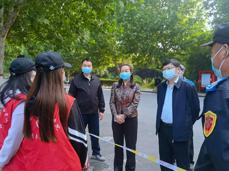 校党委书记王雪云,校长李学志,校纪委书记、监察专员刘云兵一行检查指导疫情防控并看望慰问在岗值守师生