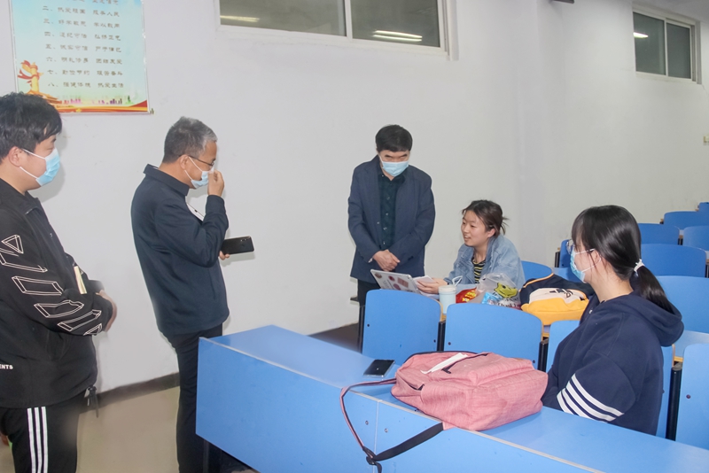 与学生交流毕业论文(设计)