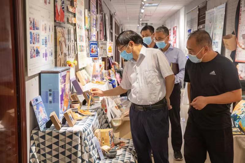 校长李学志参观指导艺术设计学院毕业设计作品展