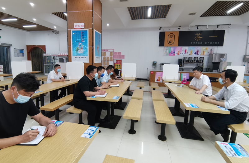 副校长王孝俊和餐厅经理座谈