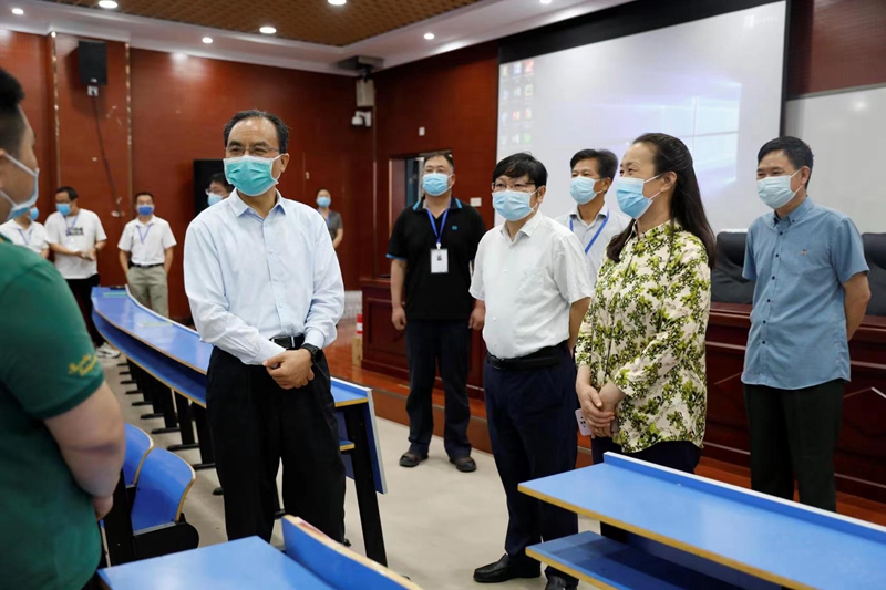 省委教育工委专职副书记尹洪斌到我校检查指导专升本考试