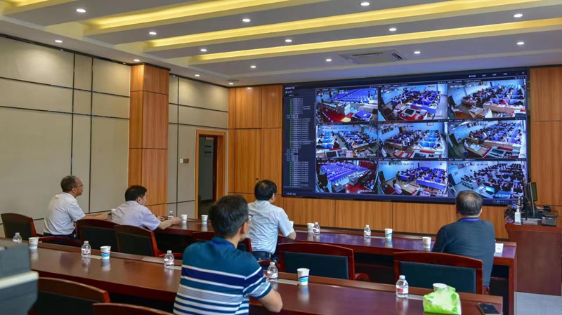 校专升本考试工作领导小组在监控室实时查看考试情况