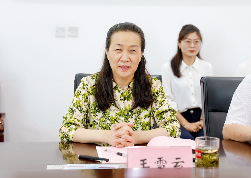 校党委书记王雪云主持会议